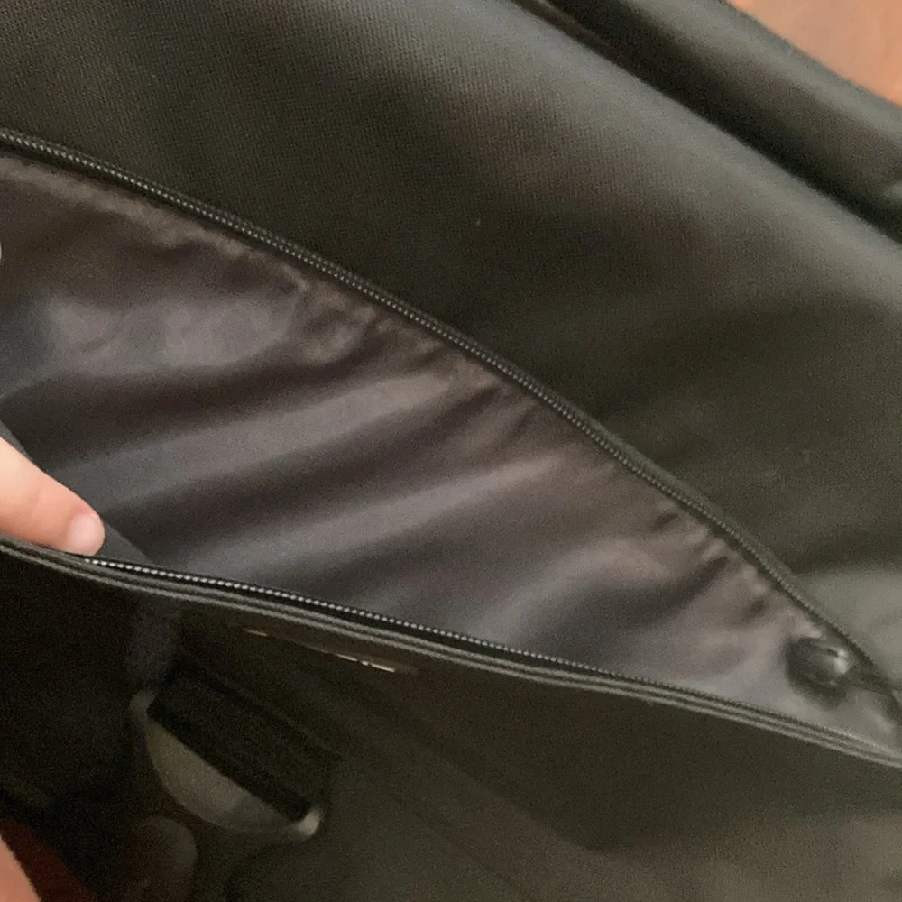 Solo black classic messenger bag
